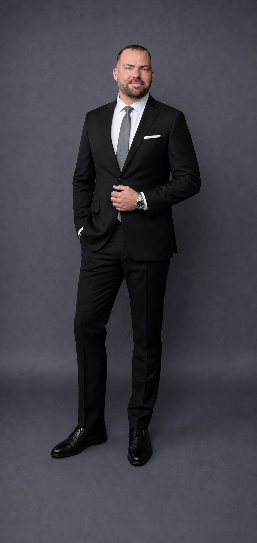 Alex Kern im schwarzen Business-Anzug