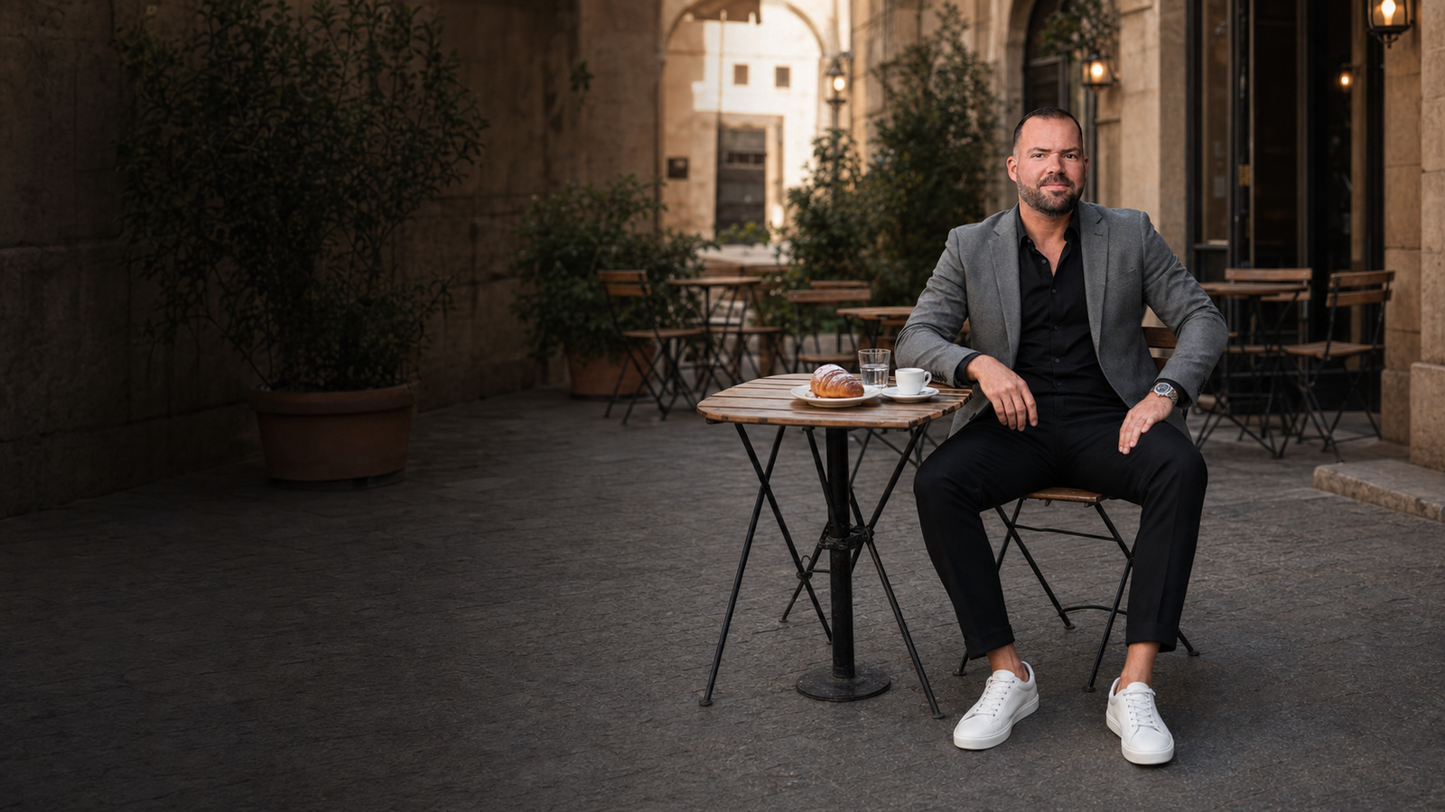 Alex Kern in einem italienischen Café