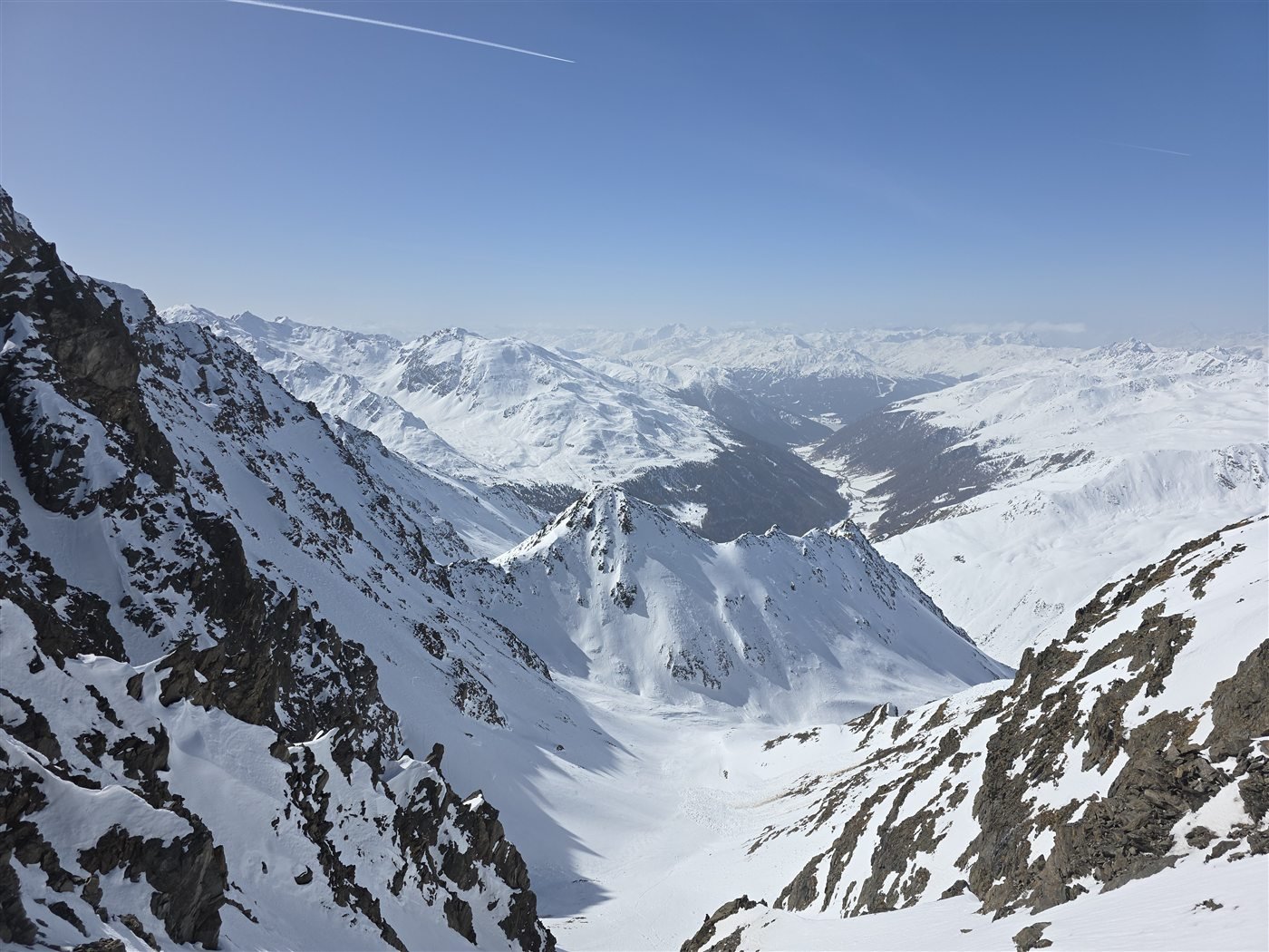 Schneebedeckte Berglandschaft unter blauem Himmel