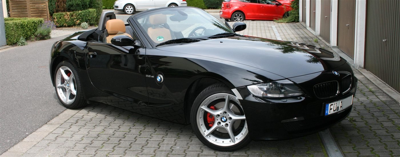 Schwarzer BMW Z4 Roadster mit geöffnetem Dach
