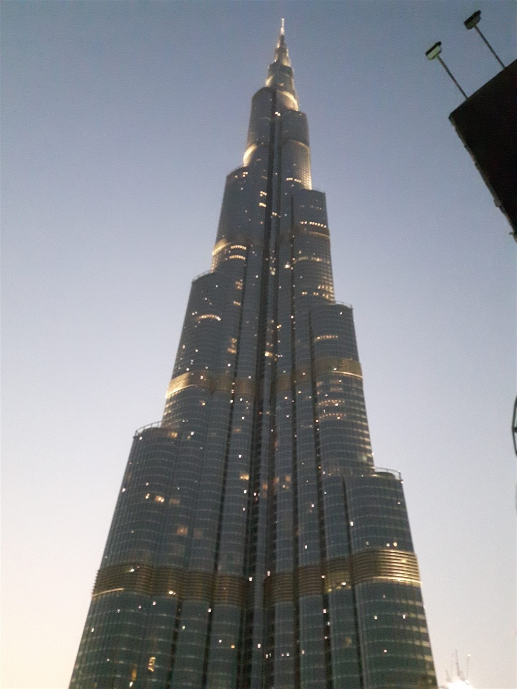 Burj Khalifa in Dubai in der Abenddämmerung