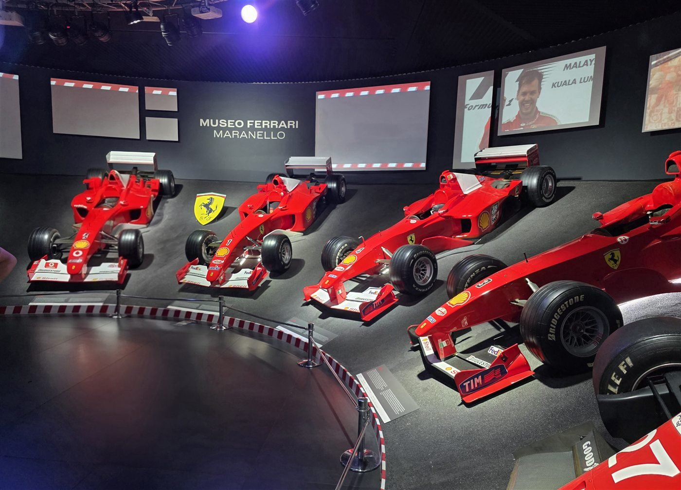 Rote Ferrari-Formel-1-Rennwagen in einer Ausstellung