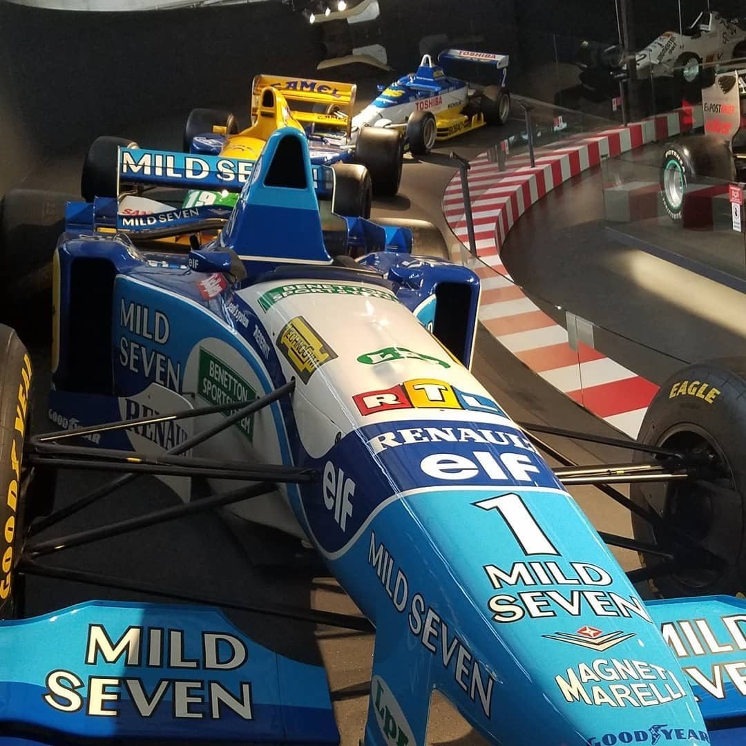 Historische Formel-1-Rennwagen in einer Ausstellung