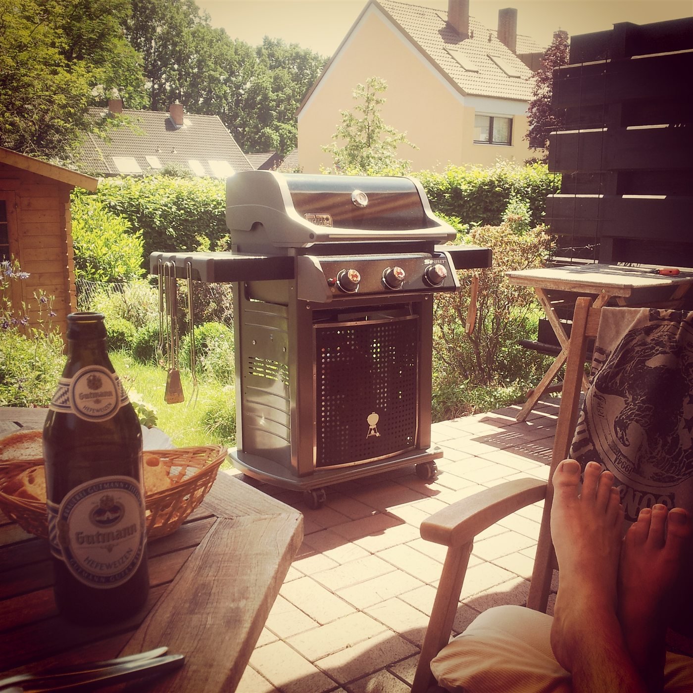 Grill auf einer sonnigen Gartenterrasse