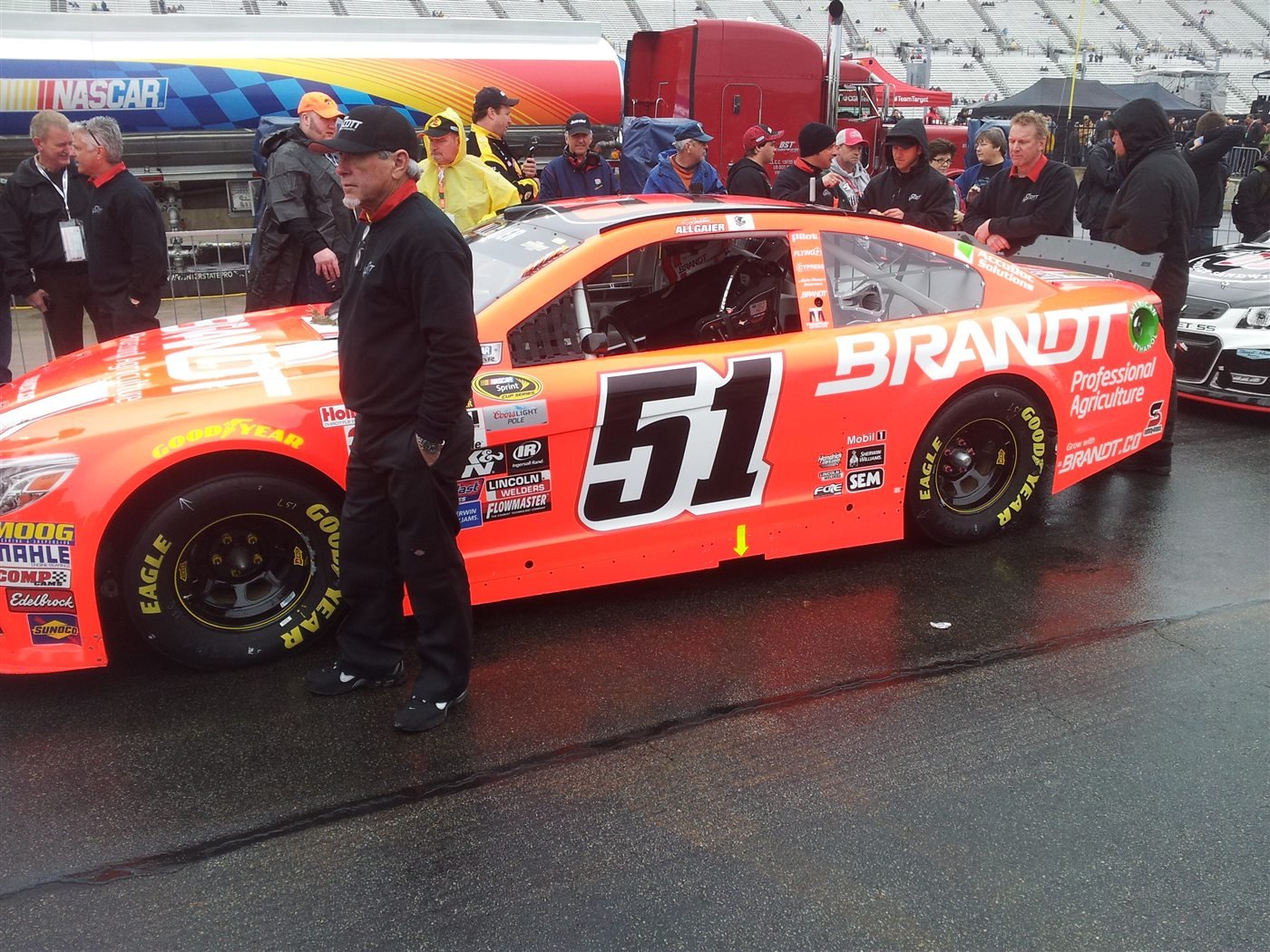 Roter NASCAR-Rennwagen mit der Startnummer 51